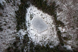 Illustration for article titled Otherworldly Winter Photos Captured Dangerously - While Paragliding